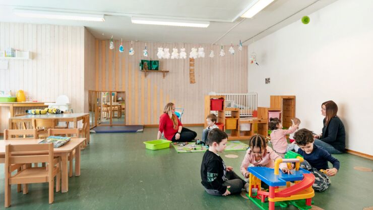Kinder und Betreuungspersonal spielen in der Kita Bubenberg.