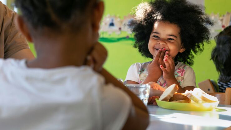 Enfants heureux en train en mangeant à la crèche Chemin des Œuches