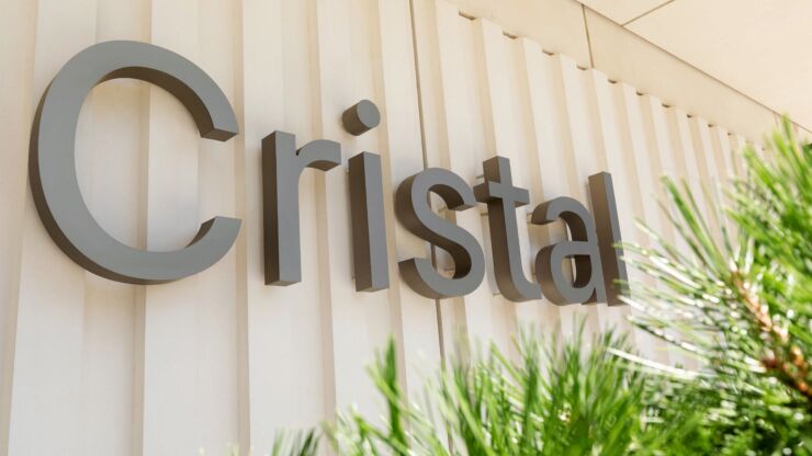 Inscription «Cristal» en lettres marron sur la façade de l'EMS