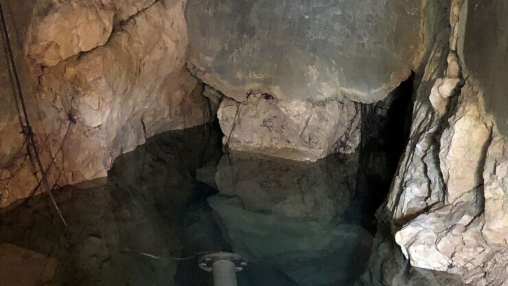 Das Foto zeigt das Wasser der Römerquelle in einer Höhle