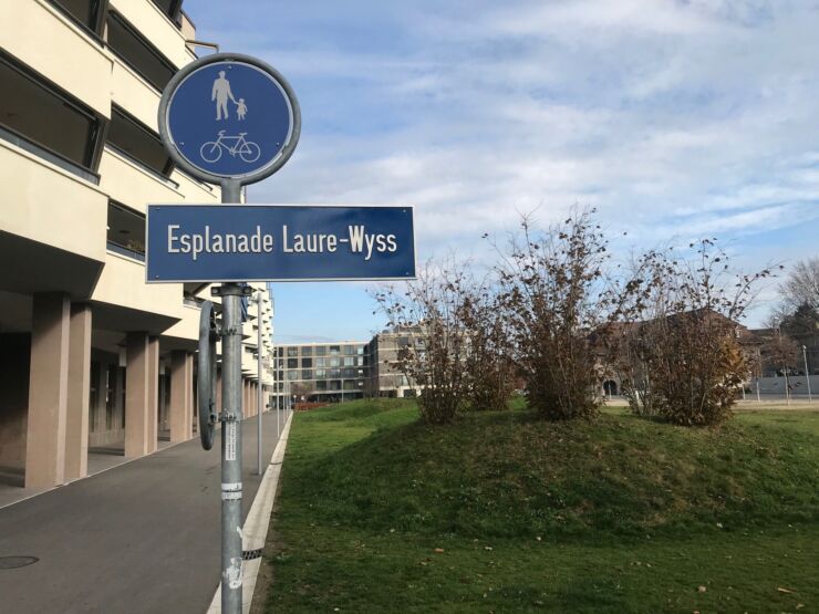 Das Foto zeigt das Strassenschild mit Namen Esplanade Laure-Wyss