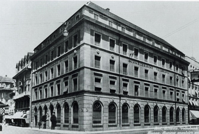 Das Foto zeigt das ehemalige Gebäude der Volksbank, welches nach dem Abriss des Geburtshauses von Robert Walser an der General-Dufour-Strasse 3 erstellt worden war.