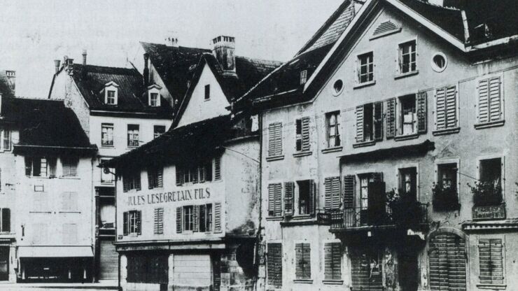 La photo en noir et blanc montre la maison à la rue Général-Dufour 3 où Robert Walser est né