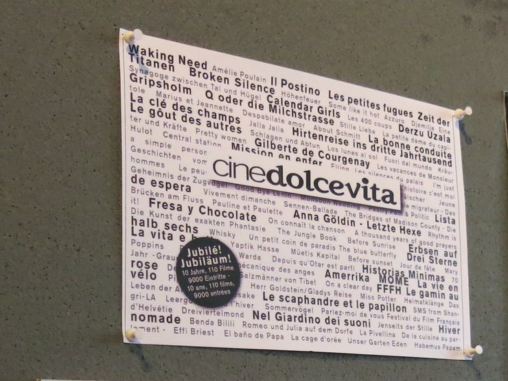 Sur une affiche murale "Cinedolcevita" est écrit, donc de nombreux titres de films ainsi que la note 10 ans d'anniversaire. 