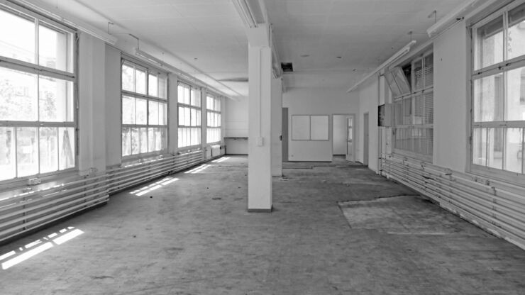 2. Platz: «La Centrale», Liegenschaft Bözingenstrasse 31. Schwarz-weiss Aufnahme von einem leeren Raum, vor dem Umbau.