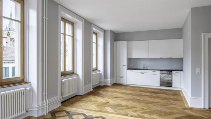Gewinnerprojekt Prix Centre-ville, Gebäude Nidaugasse 1. Das Foto zeigt einen renovierten Innenraum mit neuer Küche.