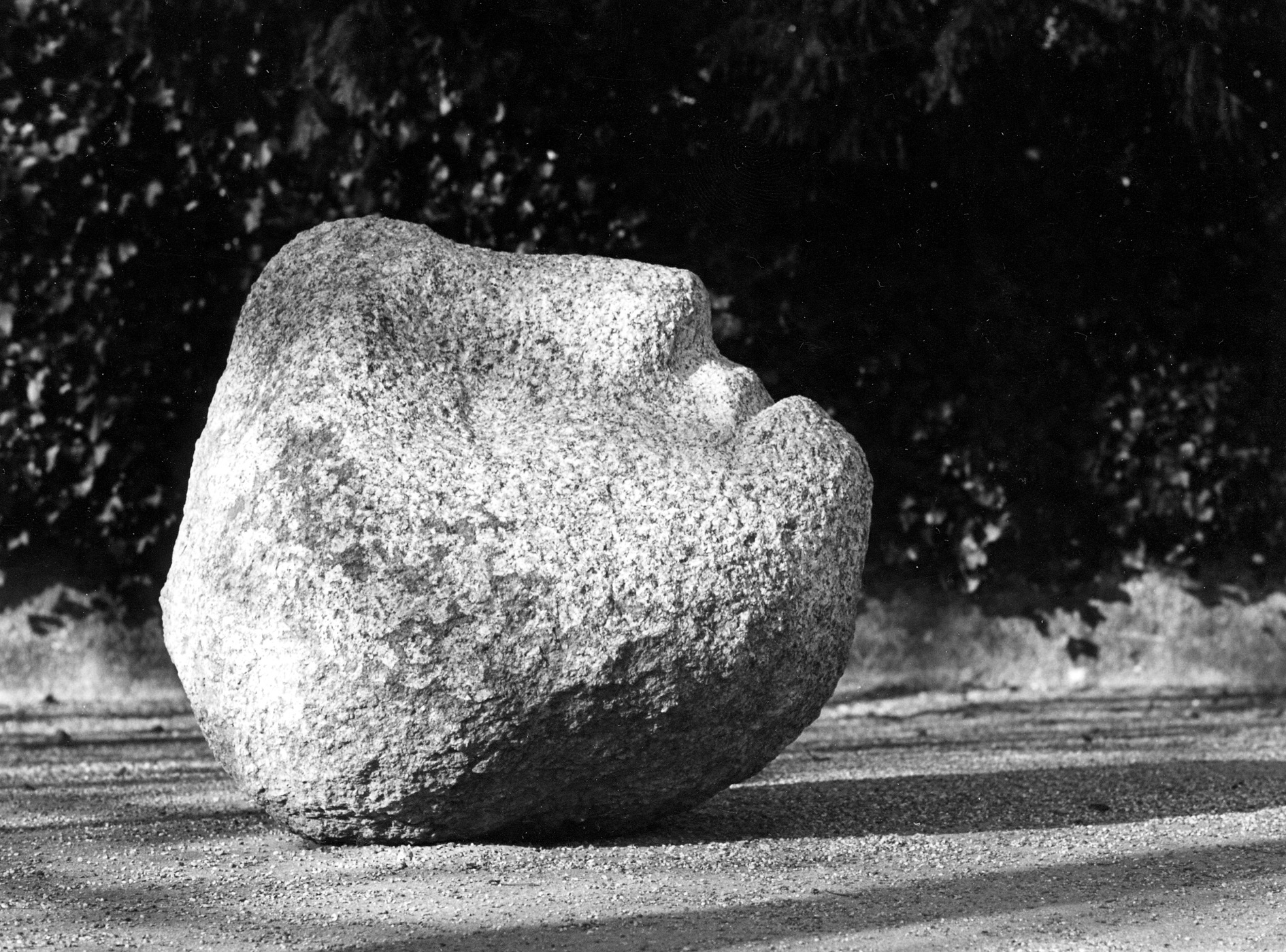  L'image d'une sculpture en pierre, qui rappelle un visage humain. 