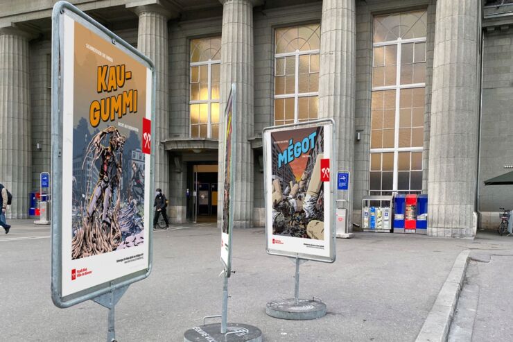 Drei Stellw&auml;nde mit verschiedenen Plakaten der Kampagne &laquo;Stop Littering&raquo; vor dem Bahnhof Biel.