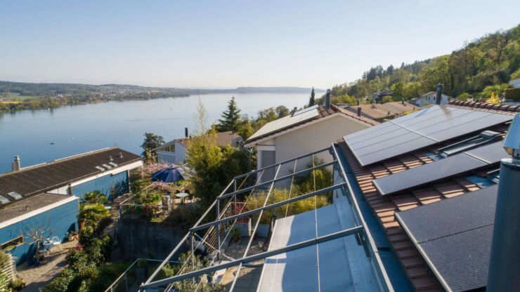 Installations photovolta&iuml;ques sur les toits des maisons de Bienne avec vue sur le lac. Habiter en respectant le climat