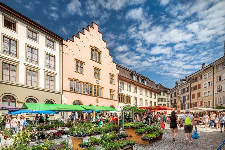 Marktst&auml;nde mit Gem&uuml;se auf dem Burgplatz in der Bieler Altstadt