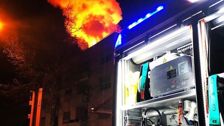 Sapeurs-pompiers professionnels de Bienne : fourgon tonne-pompe devant un incendie