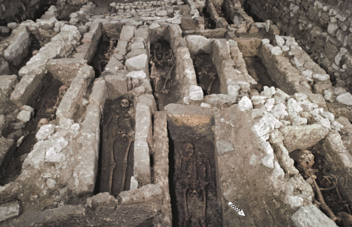 Man sieht die archäologische Ausgrabungsstätte in der St. Stephan Kirche. Es sind mindestens 12 Steinsärge mit Skeletten darin zu sehen.