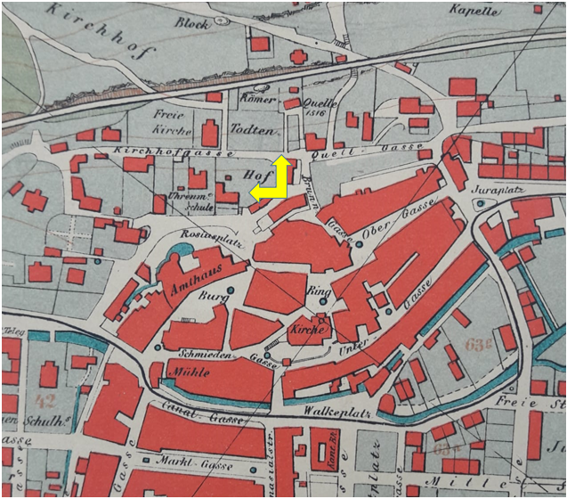 L’image est une ancienne carte de la Vieille Ville de Bienne. Deux flèches indiquent l’endroit où se trouvait le premier cimetière officiel de 1541 à 1871. Aujourd’hui, c’est ici que se trouve le Département Technique et informatique de la Haute école spécialisée bernoise.