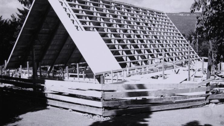 Auf dem Bild aus dem Jahre 1960 ist der Bau der Kapelle 2 zu sehen. Ersichtlich ist vor allem das dreieckige Dach mit den nackten Holzdachbalken.