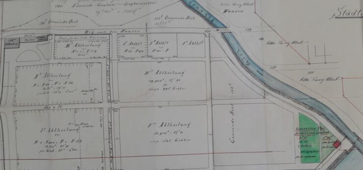 La photographie montre un plan dessiné du cimetière construit sur le site appelé alors Tanzmatten tel qu’il était en 1893. Les différentes divisions y sont esquissées. Le carré juif est marqué en vert.