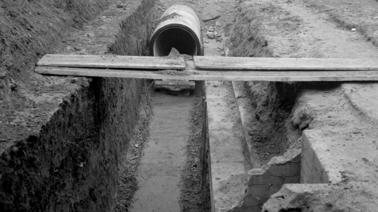 La photographie montre le chantier de 1915. Au centre se trouve une tranchée d’environ 1 m de haut et 1 m de large, dans laquelle se trouve un tuyau de drainage installé dans le but d’abaisser le niveau des eaux souterraines.