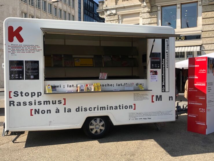 le fameux kiosque stop-racisme à Bienne