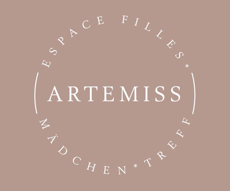 Le logo couleur sable de l'Espace filles* Artemiss. L'inscription blanche "Espace filles* - Mädchen*treff" entoure le nom "Artemiss" placé au centre.