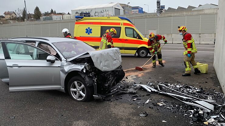 Sapeurs-pompiers professionnels de Bienne - lutte contre les hydrocarbures après un accident de voiture