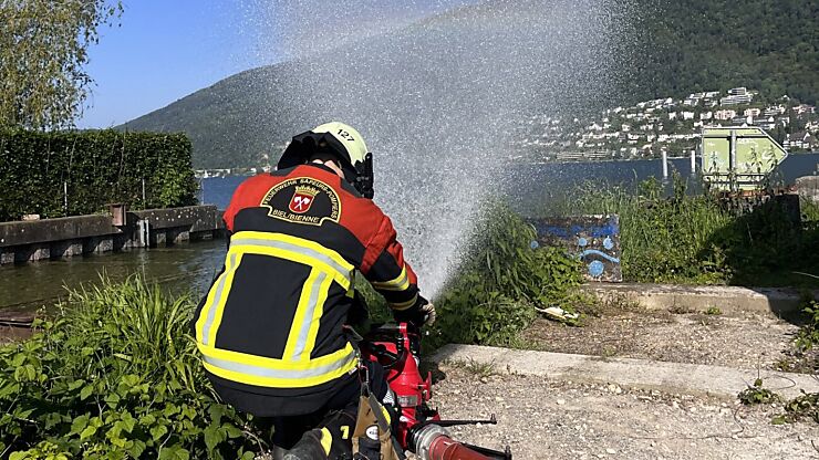 Freiwillige Feuerwehr Biel - Übung mit Wasserwerfer