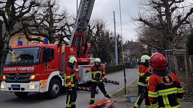 Sapeurs-pompiers volontaires de Bienne - exercice avec échelle pivotante automobile