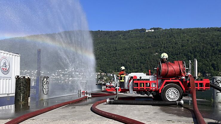 Sapeurs-pompiers volontaires Bienne - exercice de bouclier hydraulique et de canon à eau