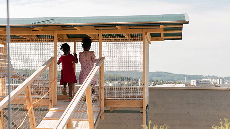 Deux filles regardent depuis la plate-forme d'observation spécialement construite pour les enfants sur la ville.