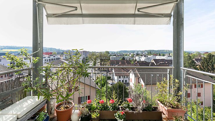 Standort Bözingen: Der Balkon und die Aussicht einer Wohnung am Standort Bözingen