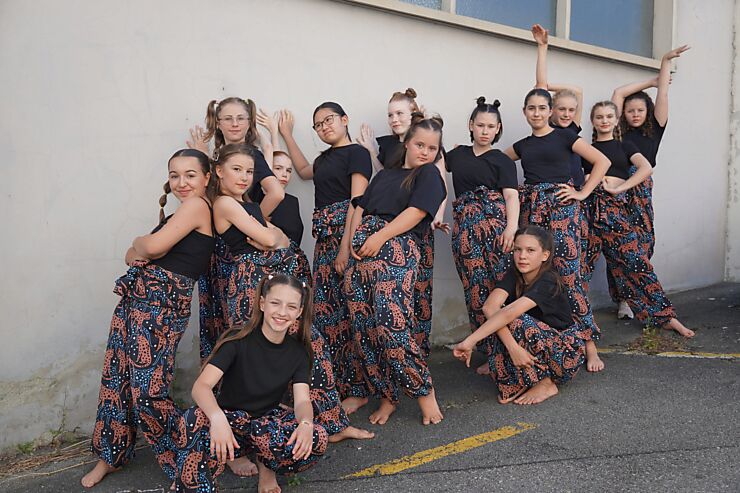 14 filles du groupe de danse Xolifone en tenue d'uniforme.