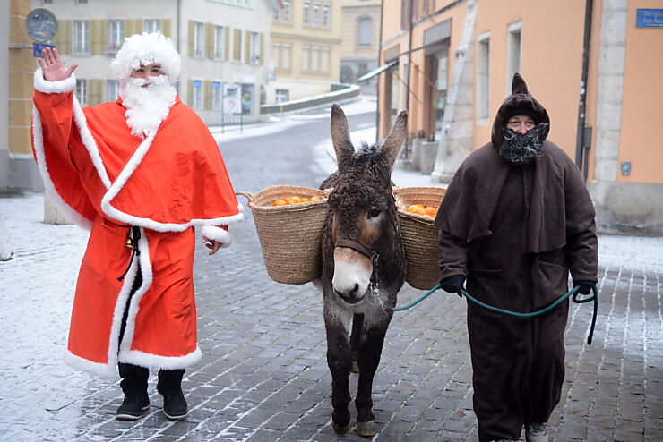 Saint-Nicolas et Schmutzli se promènent avec un âne dans la Vieille ville de Bienne