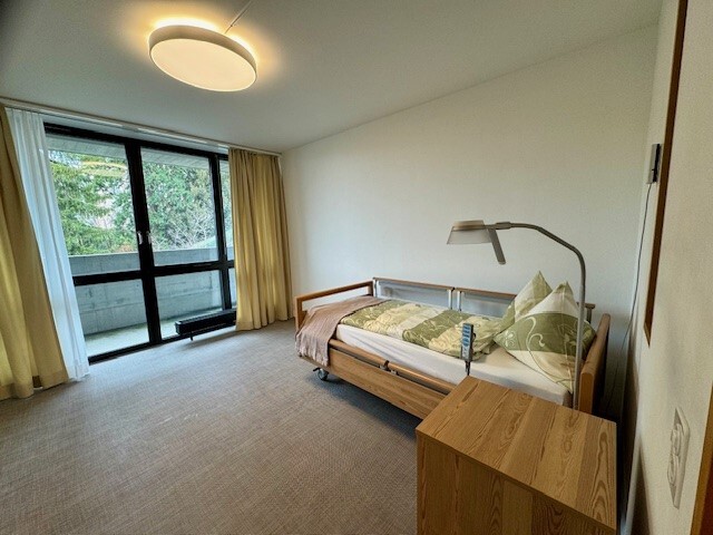 Zimmer mit Bett und Fenster im Alterszentrum Redern