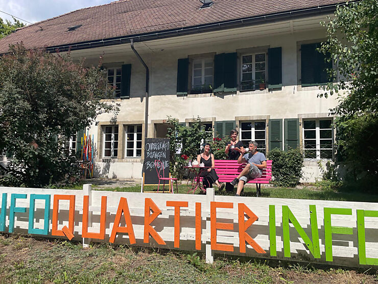 Das Haus vom QuartierInfo Bözingen ist mit Vorgarten und farbigem Schriftzug zu sehen.