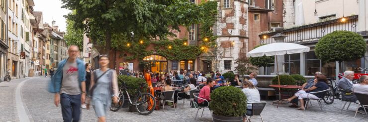 Rue des Mar&eacute;chaux en vieille ville de Bienne avec la terrasse du restaurant Saint-Gervais.