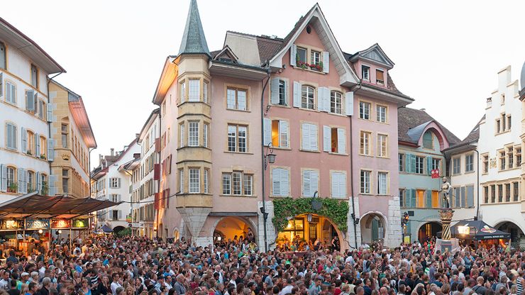 Une foule compacte écoute un concert lors du festival d'été Pod'Ring sur la place du Ring en Vieille Ville