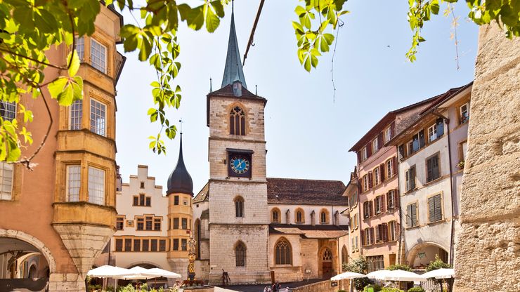 Der Ringplatz in der Altstadt umringt von historischen Häusern