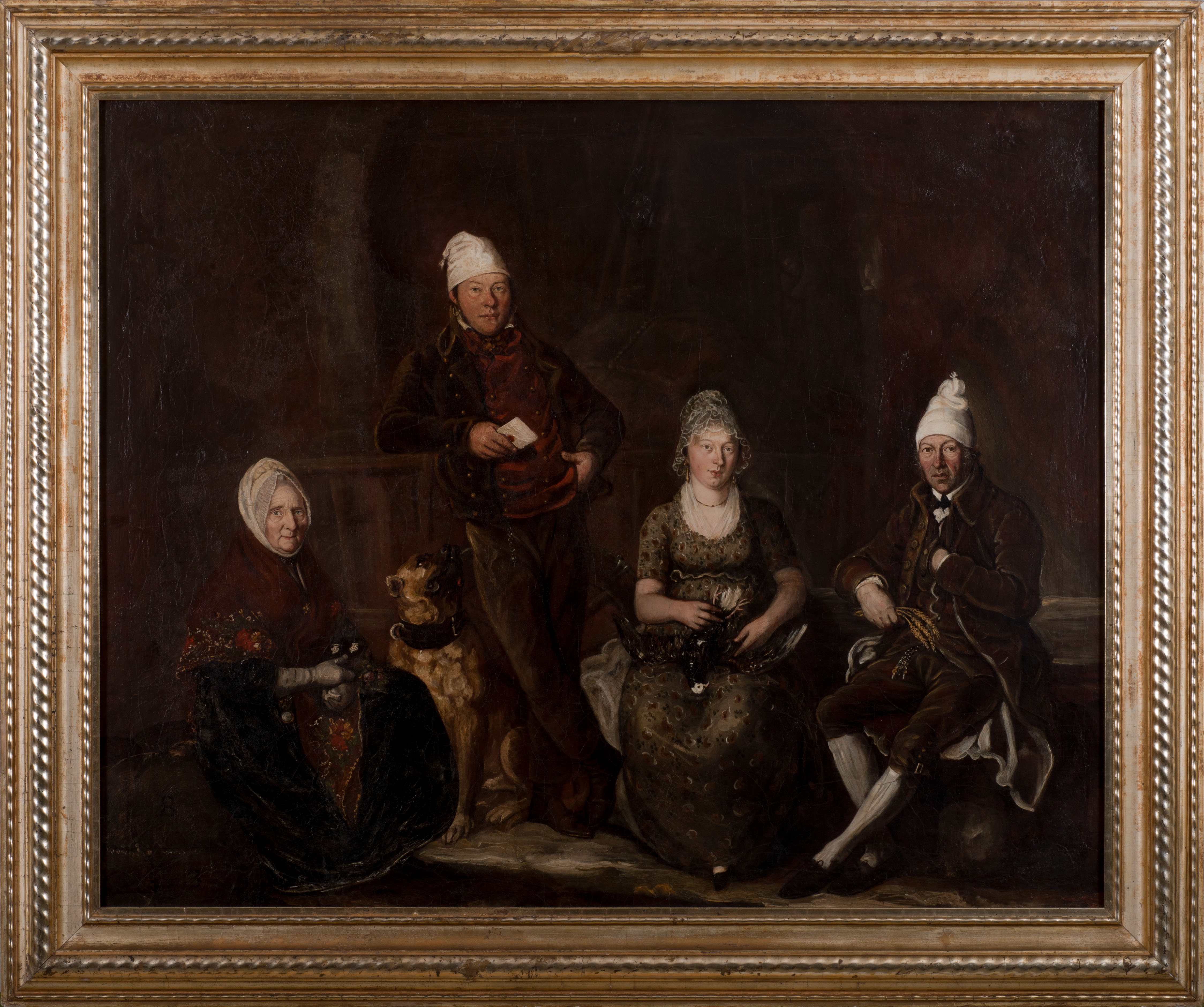 Dans un cadre doré, on peut voir un tableau peint en couleurs foncées avec quatre personnes différentes et un chien. Tous portent un couvre-chef blanc à l'ancienne et un seul d'entre eux se tient debout, les autres s'assoient. 